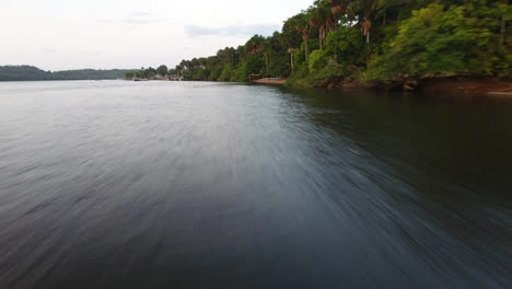 Schneller-Drohnenflug-über-Den-Fluss-Oiapoque-Entlang-Brasilien-Und-Französisch-Guayana